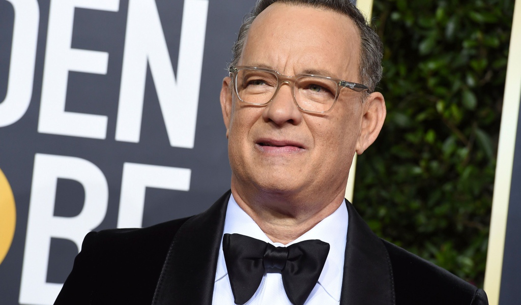 Популярный актер Том Хэнкс в черном костюме