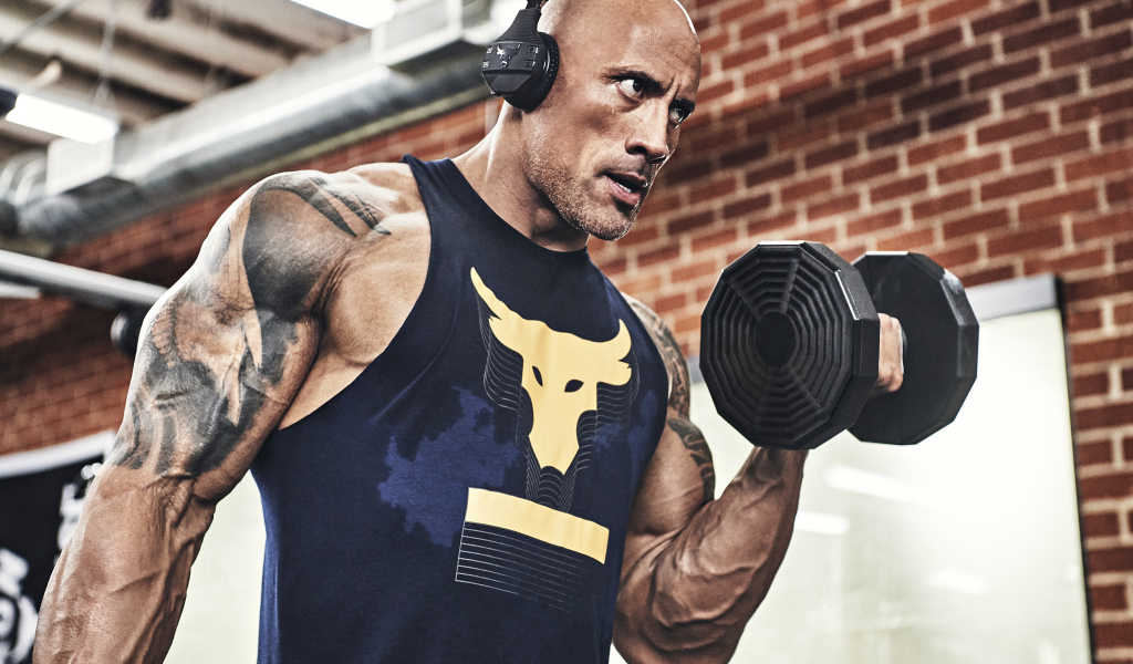 Популярный актер, рестлер Дуэйн Джонсон занимается в спортзале 