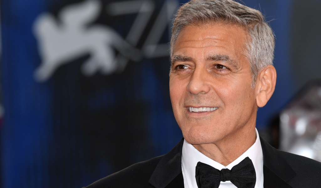 Улыбающийся мужчина, актер Джордж Клуни