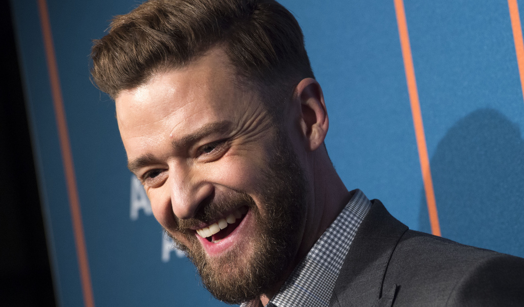 Улыбающийся мужчина, актер Джастин Тимберлейк