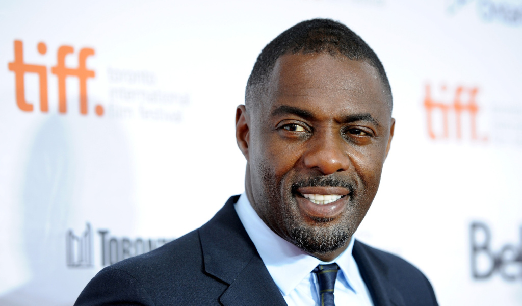 Улыбающийся мужчина актер Идрис Эльба