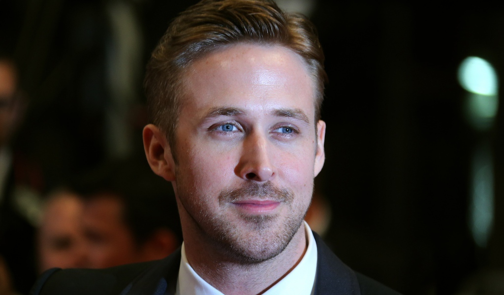 Стильный  мужчина, популярный актер Райан Гослинг в костюме