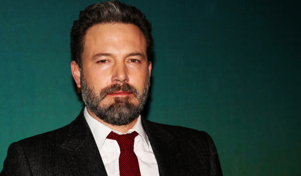 Стильный популярный актер Бен Аффлек в костюме