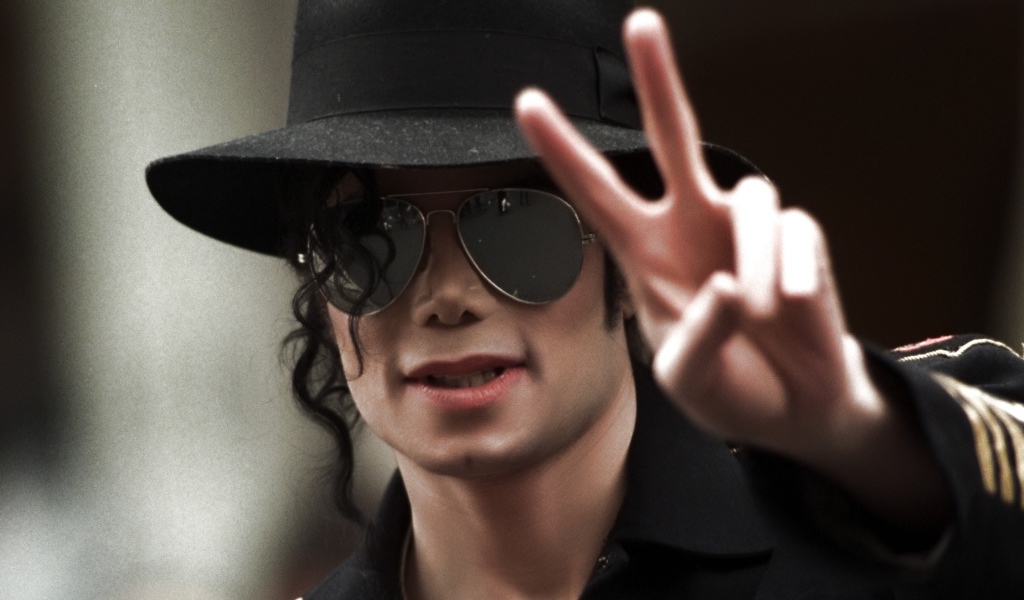 Легендарный исполнитель Майкл Джексон в черных очках 