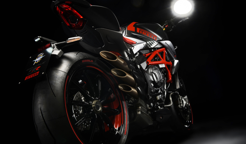 Мотоцикл Agusta Brutale 800 RR Pirelli вид сзади