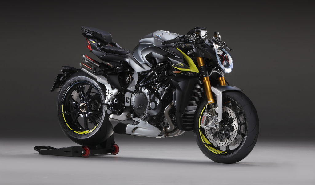 Большой тяжелый мотоцикл Agusta Brutale 1000 RR 2020 года на сером фоне