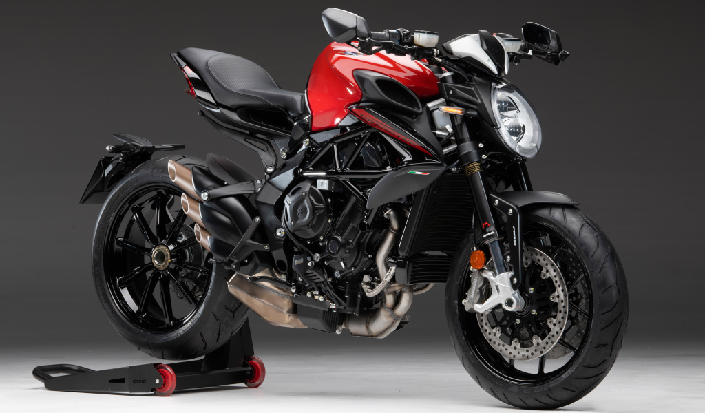 Черный мотоцикл Agusta Dragster 800 Rosso 2020 года на сером фоне