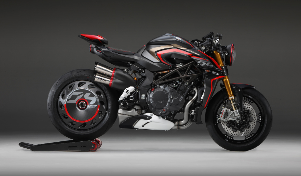 Черный мотоцикл Agusta Rush 1000, 2020 года на сером фоне