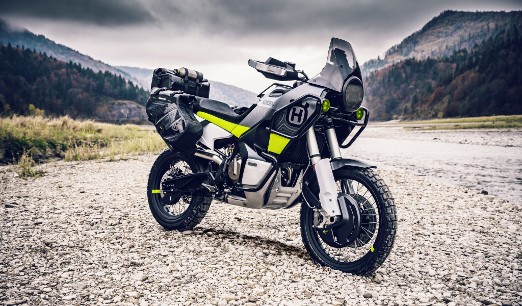 Мотоцикл Husqvarna Norden 901 на фоне гор 