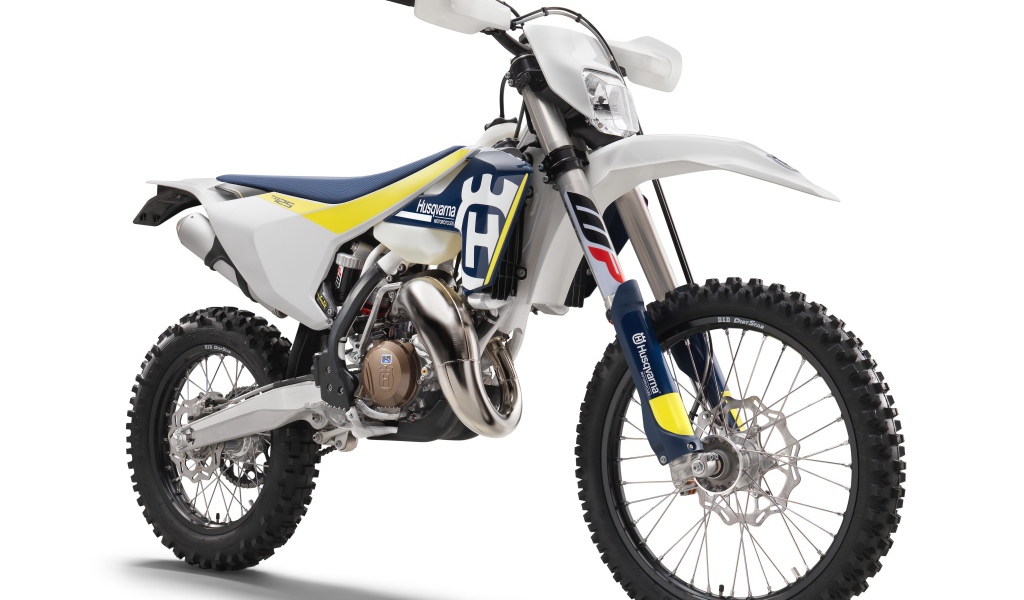 Гоночный мотоцикл  Husqvarna TX 125, 2020 года на белом фоне