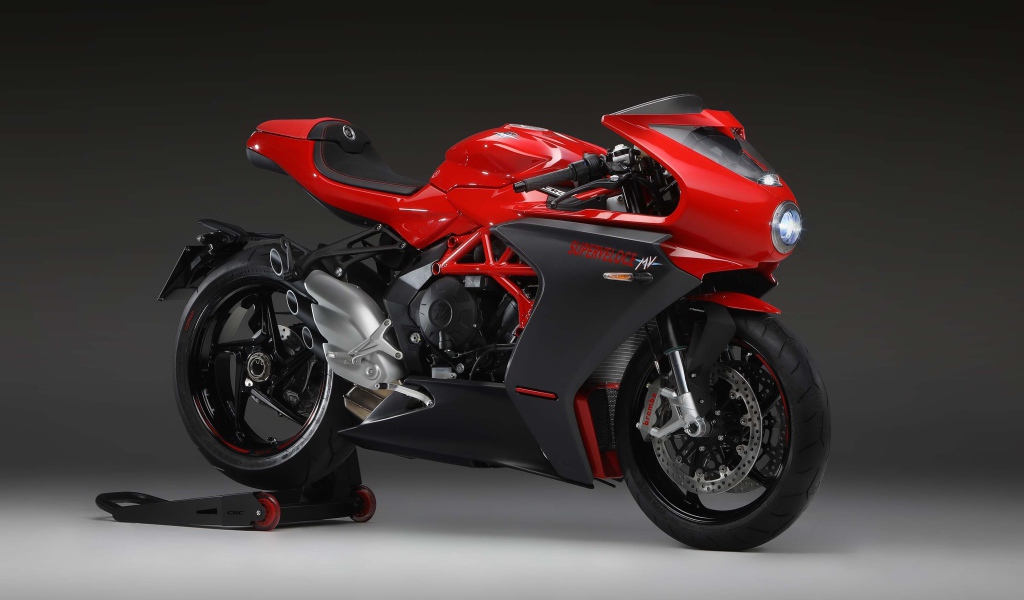 Красный мотоцикл Agusta Superveloce 800 2020 года на сером фоне