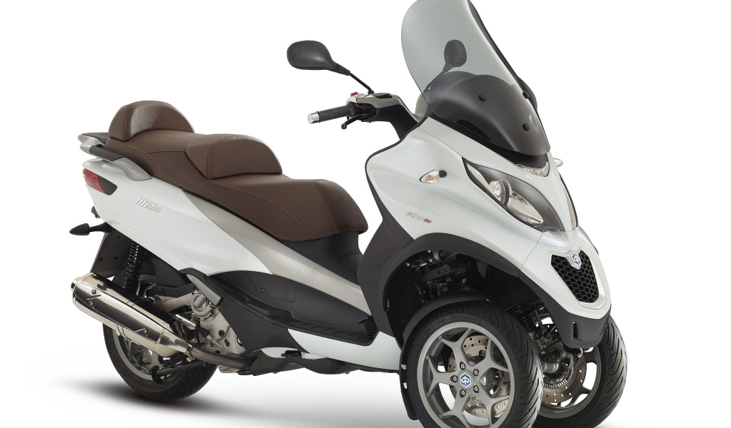 Скутер Piaggio MP3 LT 500 на белом фоне