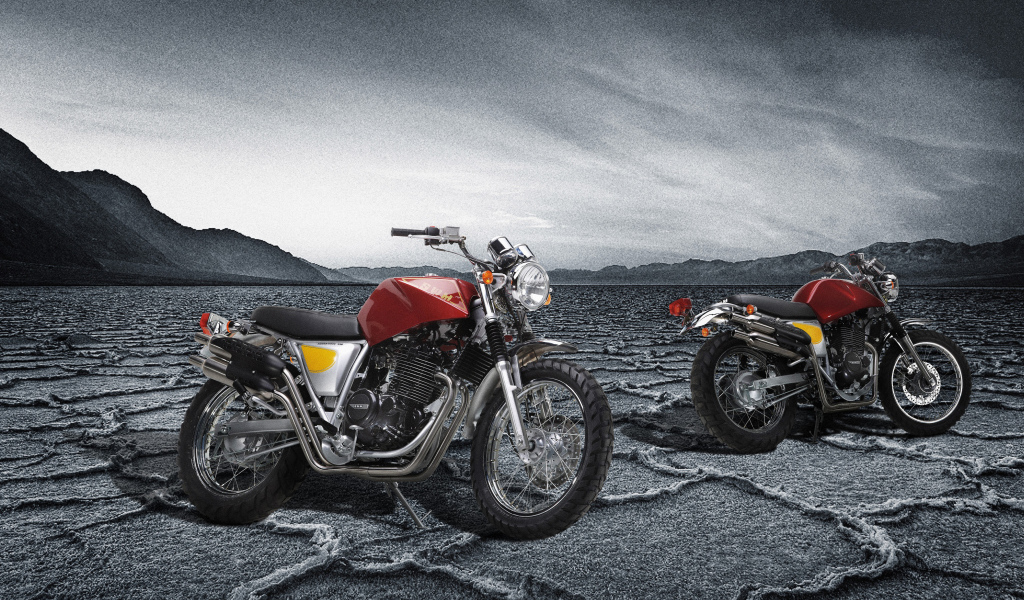 Два мотоцикла SWM Silver Vase 440 под грозовым небом 