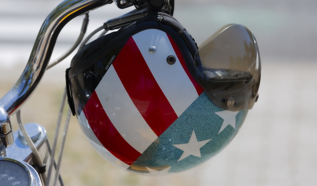 Шлем мотоциклиста в флагом США