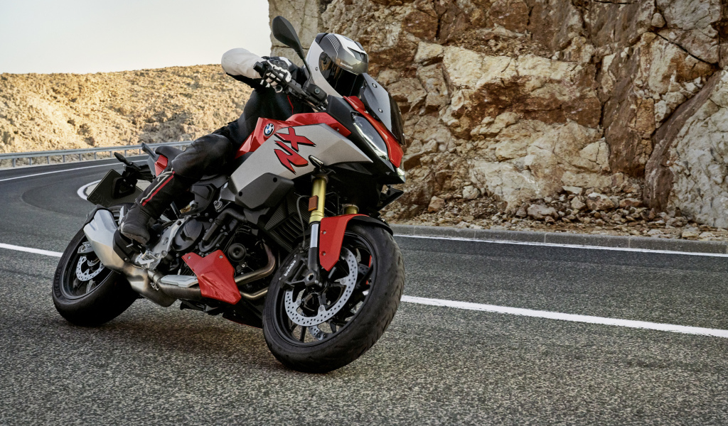 Гонщик на мотоцикле BMW F 900 XR, 2020 года