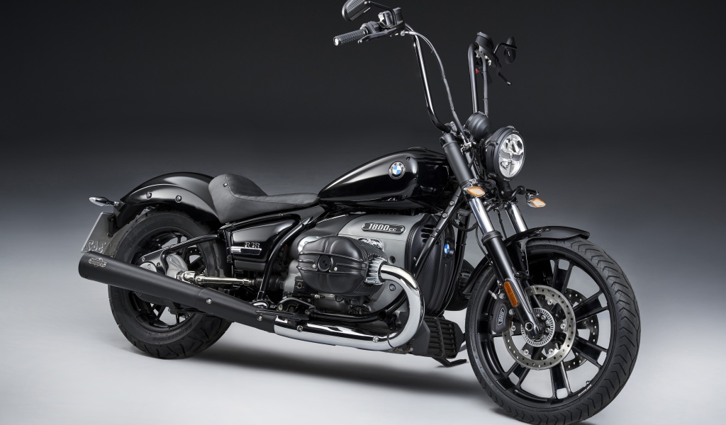 Мотоцикл BMW R18 2020 года на сером фоне