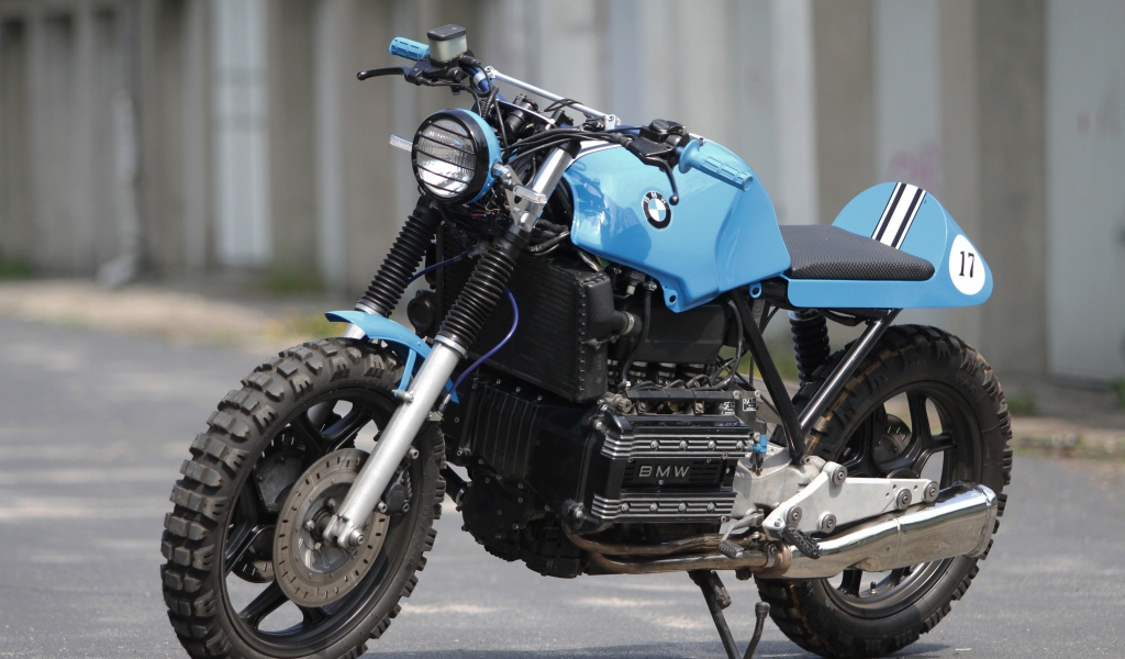 Мотоцикл BMW K100 RS на асфальте 