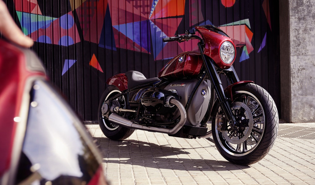 Большой красный мотоцикл BMW Motorrad Concept R182 