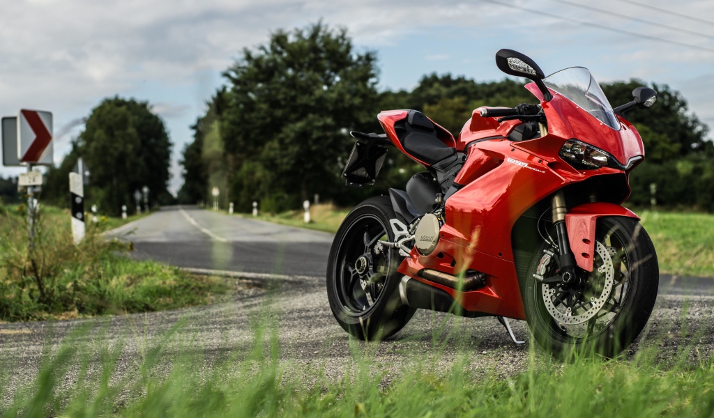 Красны мотоцикл Ducati 1299 Panigale на трассе 