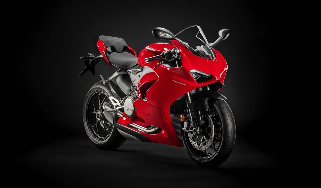 Красный мотоцикл Ducati Panigale V2 2020 года на черном фоне