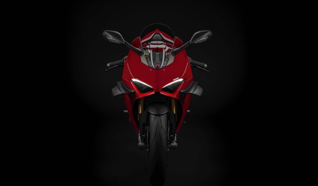 Красный мотоцикл Ducati Panigale V4 S 2020 года на черном фоне