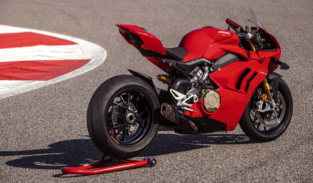 Красный мотоцикл Ducati Panigale V4 S  2020 года на асфальте 
