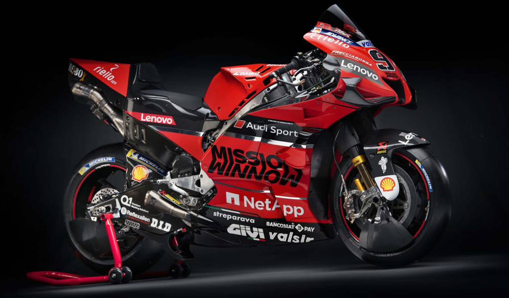 Красный мотоцикл Ducati Desmosedici GP20 2020 года на сером фоне
