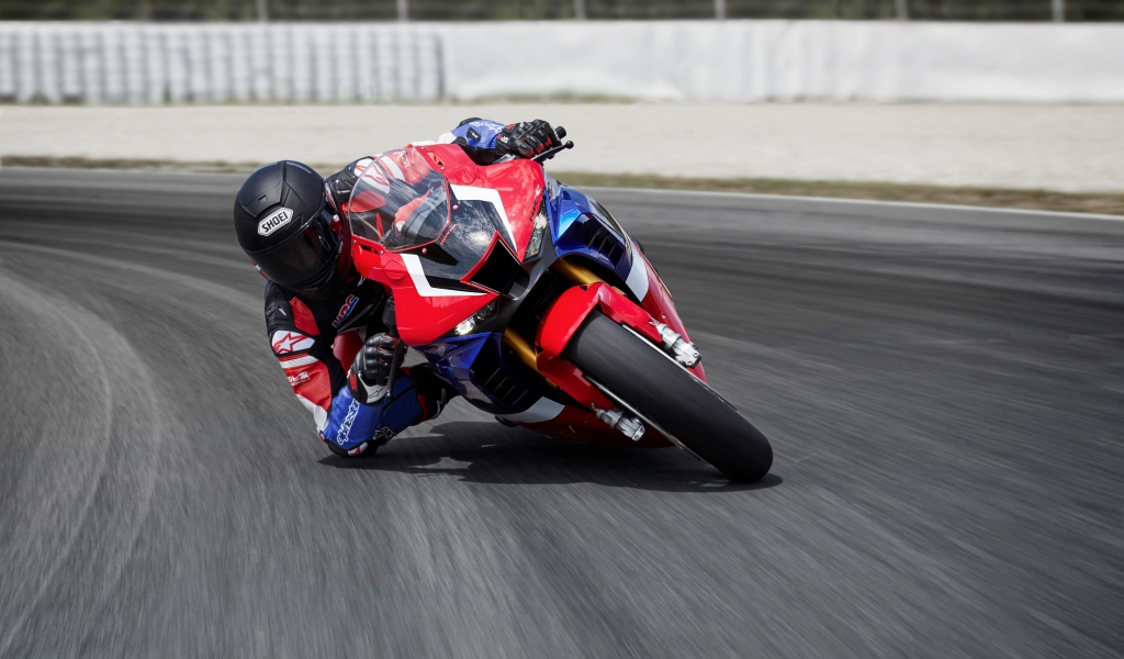 Мотоцикл Honda CBR1000RR-R Fireblade SP 2020 на кроссе