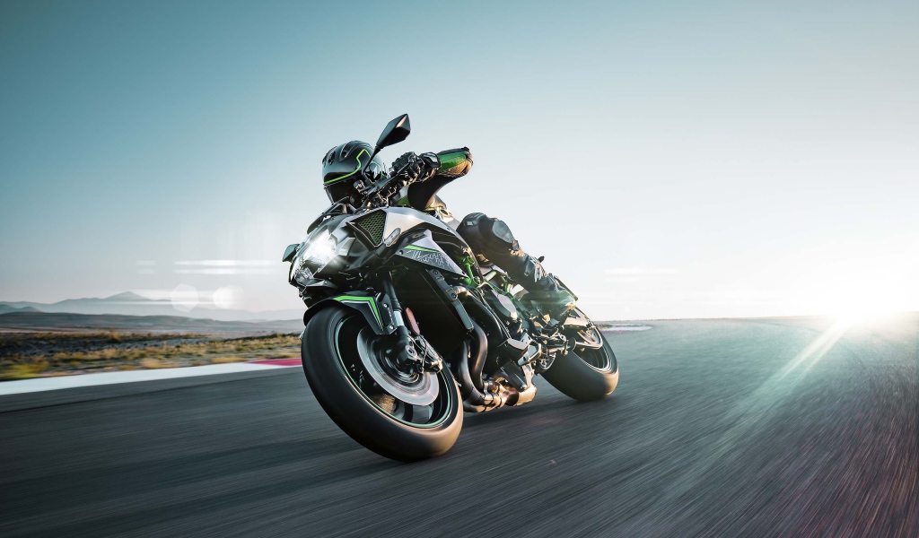 Гонщик на мотоцикле Kawasaki Z H2 Superbike 2020 года на трассе