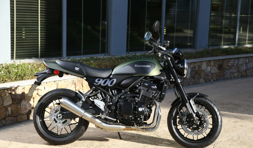 Мотоцикл Kawasaki  Z900 Worldwide у здания 