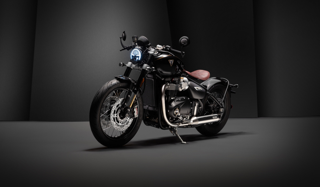 Мотоцикл Triumph Bonneville Bobber TFC 2020 года на сером фоне