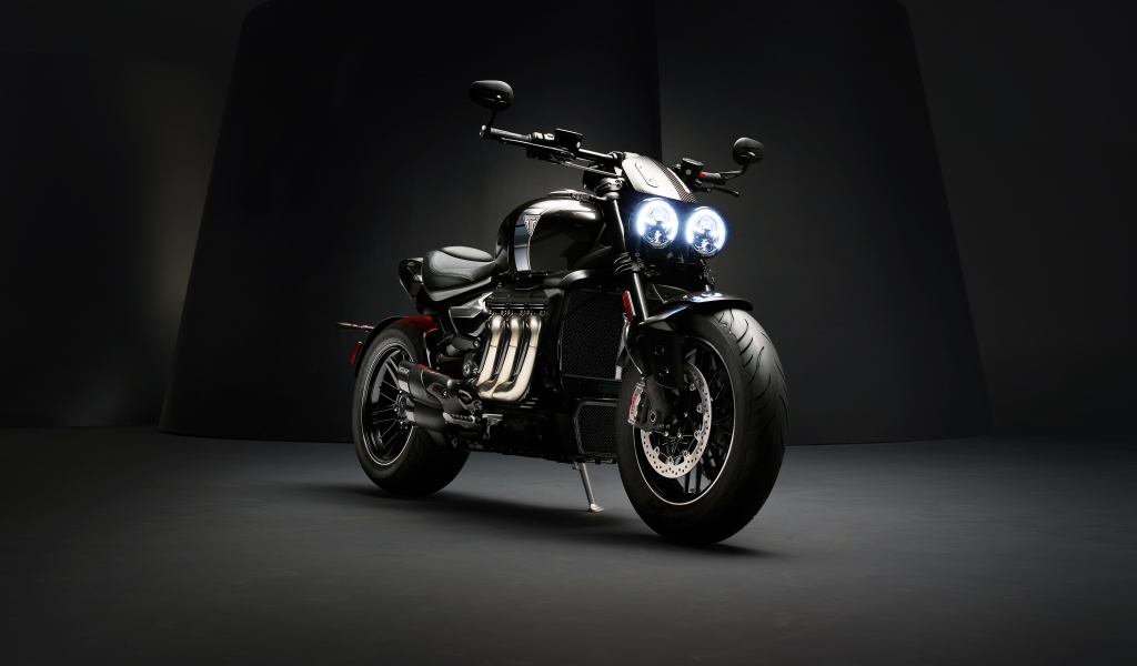 Черный автомобиль Triumph Rocket III TFC 2019 года на черном фоне