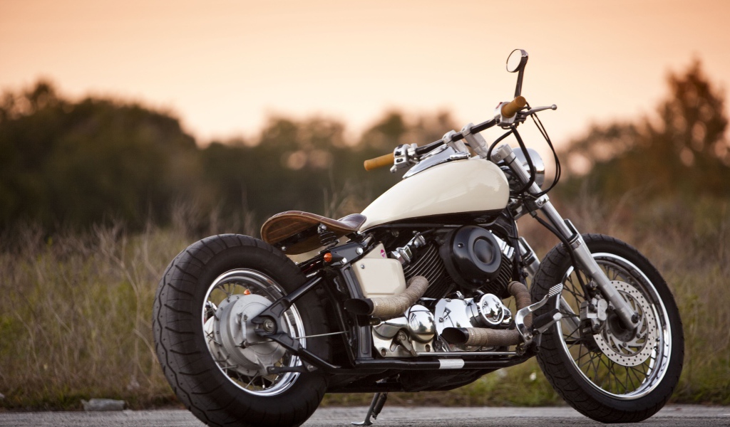 Мотоцикл Yamaha 650 на дороге