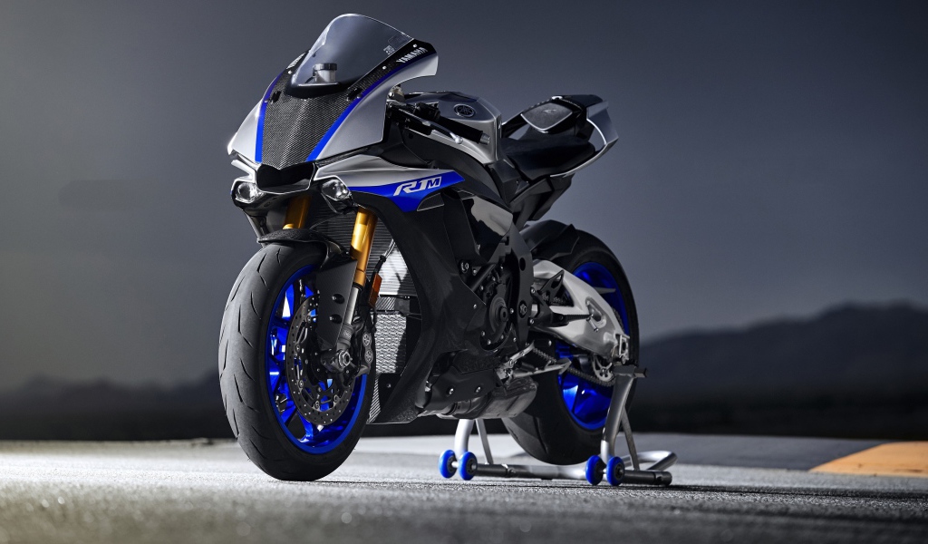 Мотоцикл Yamaha R1 на трассе 