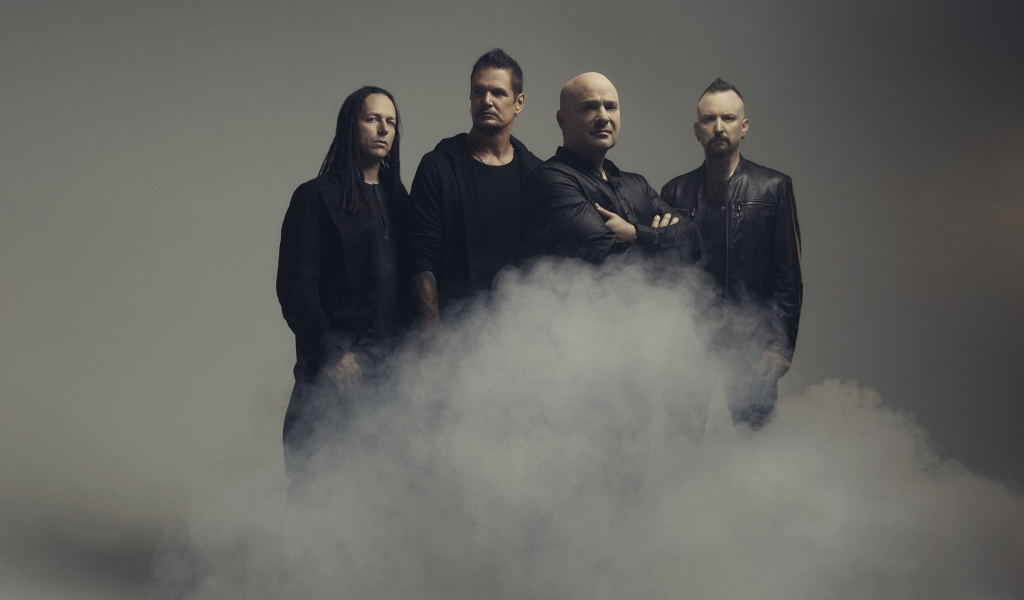 Американская метал - группа Disturbed в дыму