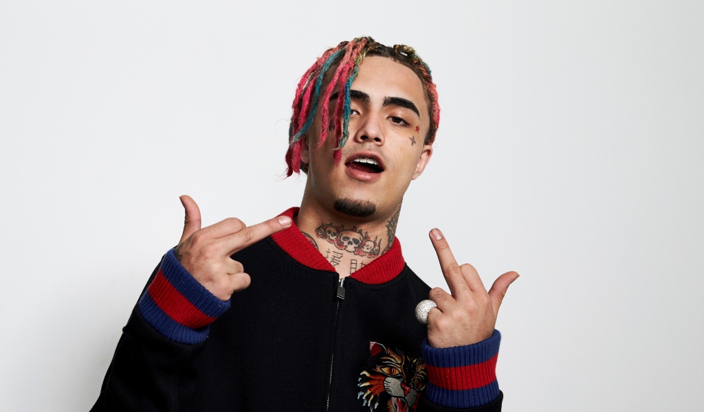Американский рэпер Lil Pump на сером фоне