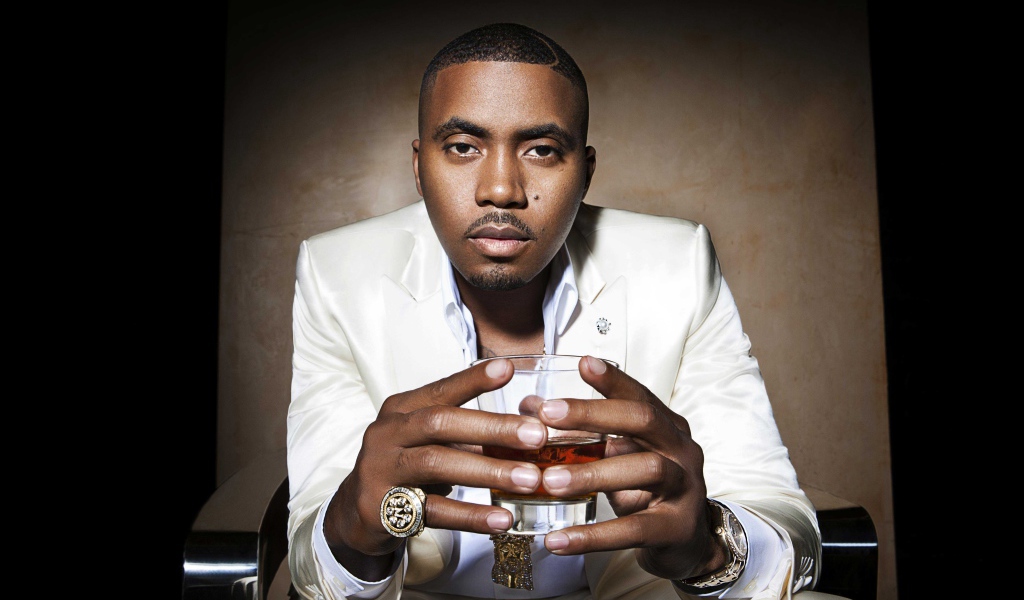 Американский рэпер Нас с стаканом в руках