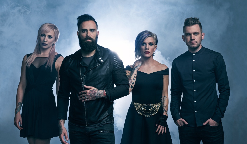 Американская рок группа Skillet в черных нарядах