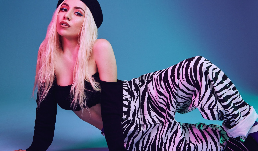 Американская певица Эйва Макс в наряде