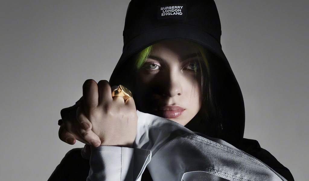 Американская певица Билли Айлиш на сером фоне