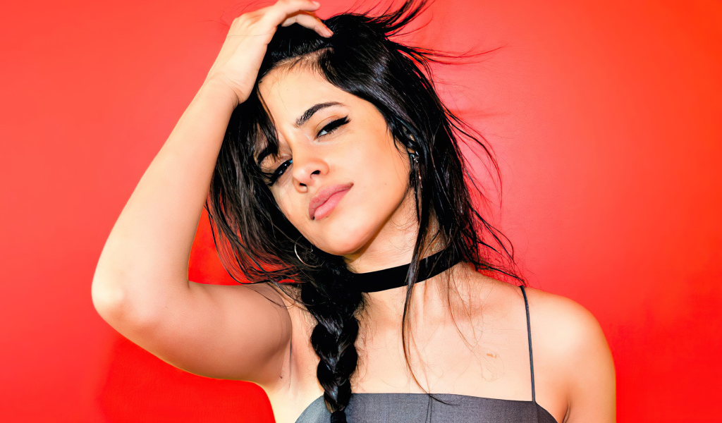 Американская певица Камила Кабелло на красном фоне