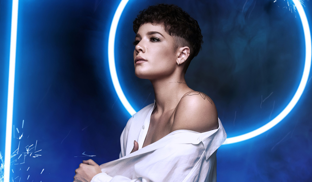 Американская певица Холзи в белой рубашке