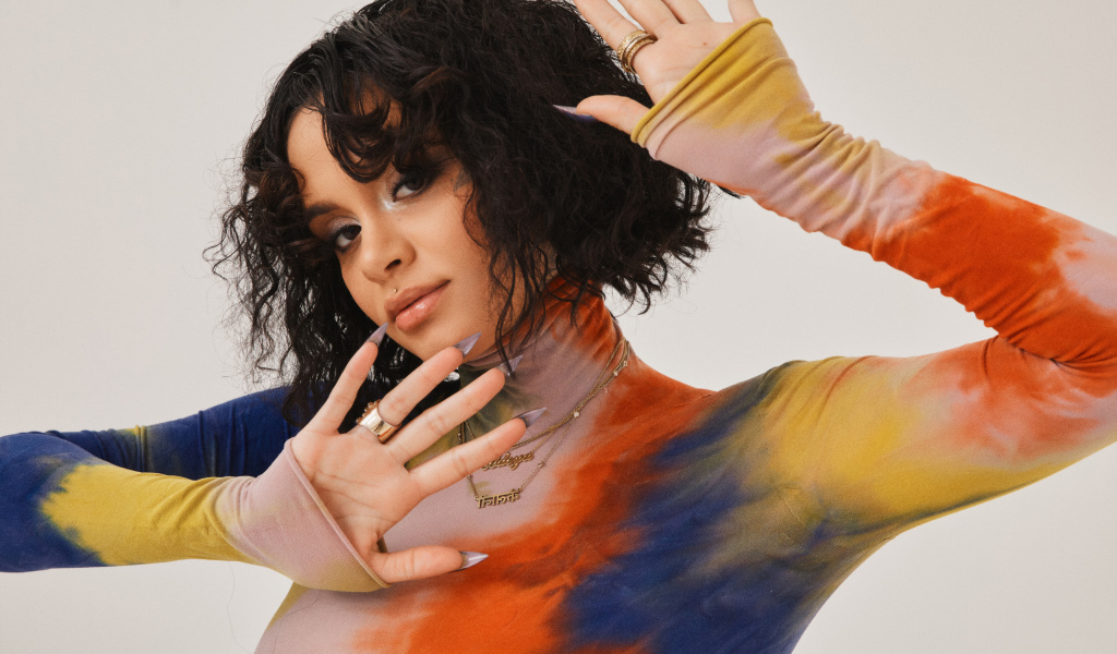 Американская певица Кейлани с длинными ногтями