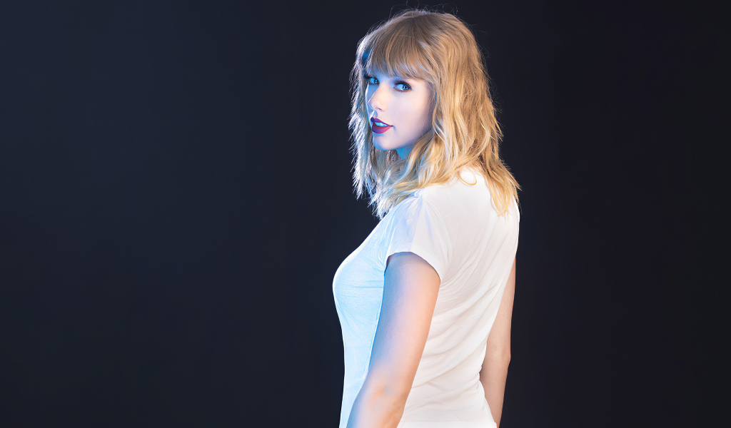 Красивая девушка, певица Тейлор Свифт на сером фоне