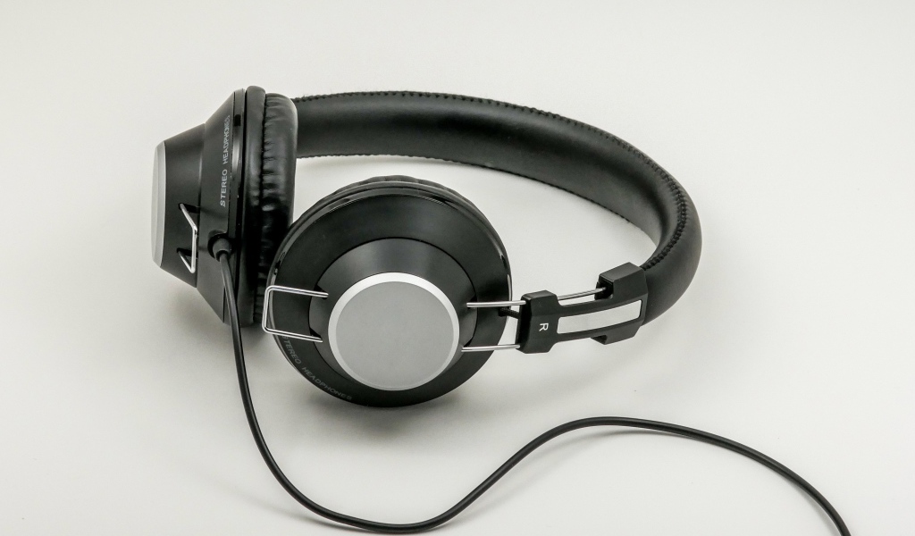 Большие черные наушники на сером фоне
