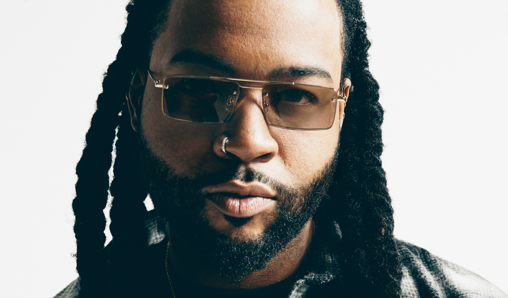 Канадский рэпер PartyNextDoor в очках на белом фоне