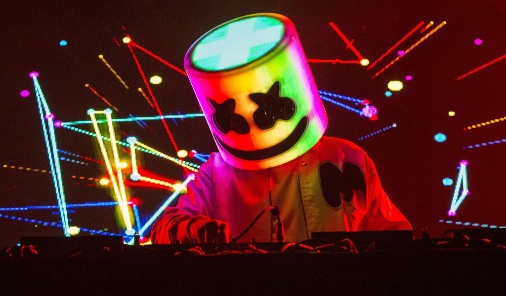 Диджей Маршмеллоу за пультом в клубе 