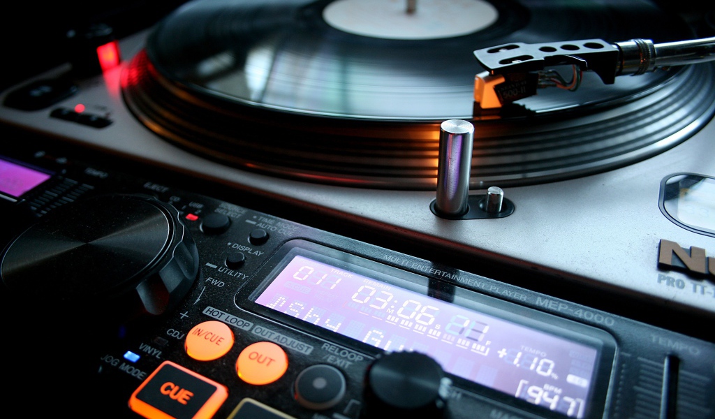 Диджейский виниловый проигрыватель 