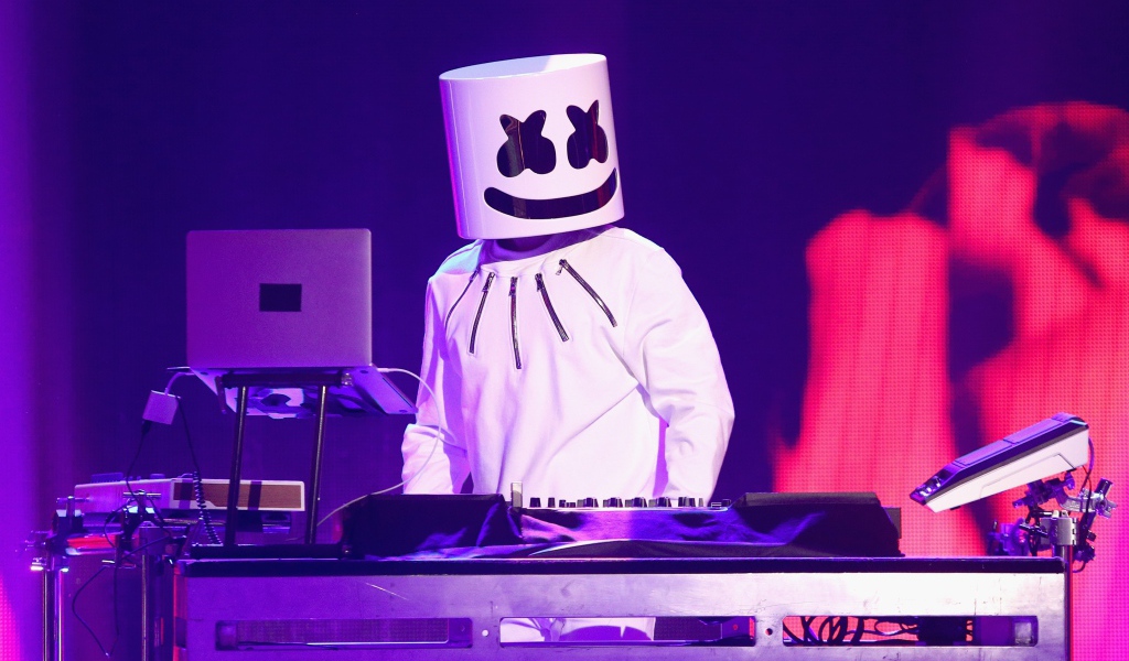 Диджей Маршмеллоу в диджейского пульта