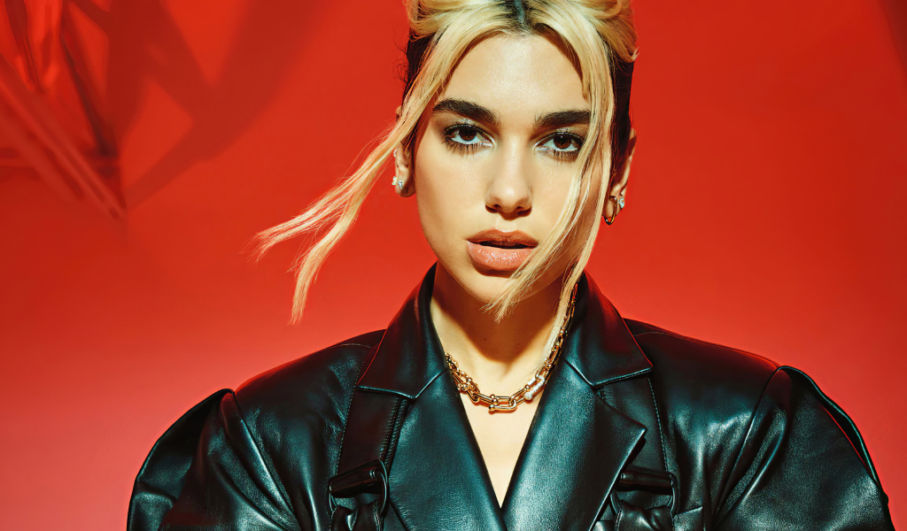 Девушка в черной кожаной куртке, певица Дуа Липа